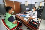 Dokter mendengarkan seorang warga binaan konsultasi di Klinik Pratama Latubaya Lembaga Pemasyarakatan (lapas) Kelas I Surabaya di Porong, Sidoarjo, Jawa Timur, Selasa (11/11/2025). Lapas Kelas I Surabaya menjadi satu-satunya lapas di Jatim yang mempunyai fasilitas dan layanan yang terintegrasi dengan Badan Penyelenggara Jaminan Sosial (BPJS) Kesehatan untuk memberikan peningkatan pelayanan kesehatan dan pembinaan rehabilitatif yang layak bagi warga binaan yang ada di lapas tersebut. Antara Jatim/Umarul Faruq