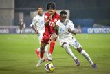 Pesepak bola Timnas Indonesia U-17 Rafi Rasyiq (kiri) berebut bola dengan pesepak bola Timnas Honduras U-17 Darell Yasiel Oliva Garcia (kanan) pada laga Grup H Piala Dunia U17 2025 di Lapangan 2 Aspire Zone, Doha, Qatar, Senin (10/11/2025). ANTARA FOTO/Bayu Pratama S/app/YU