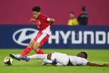 Pesepak bola Timnas Indonesia U-17 Mierza Firjatullah (kiri) berusaha menendang bola ke arah gawang Timnas Honduras U-17 pada laga Grup H Piala Dunia U17 2025 di Lapangan 2 Aspire Zone, Doha, Qatar, Senin (10/11/2025). Indonesia menang dengan skor 2-1 dan berada di posisi ketiga dalam grup H. ANTARA FOTO/Bayu Pratama S/app/YU