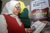Warga memeriksa kondisi mata saat cek kesehatan gratis di Pendopo Delta Wibawa Sidoarjo, Jawa Timur, Rabu (12/11/2025). Pemeriksaan mata gratis yang di gelar dalam rangka Hari Kesehatan Nasional (HKN) 2025 tersebut bertujuan mengajak masyarakat untuk melindungi kesehatan mata mereka dari gangguan penglihatan hingga kebutaan dan meningkatkan kesadaran masyarakat untuk mencapai pola hidup sehat. Antara Jatim/Umarul Faruq