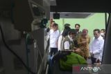 Wakil Menteri Kesehatan Benjamin Paulus Octavianus (kanan) didampingi Kepala Dinas Kesehatan Provinsi Banten Ati Pramudji Hastuti (kedua kanan) melihat fasilitas mobil layanan pemeriksaan tuberkulosis (TBC) keliling di Puskesmas Cibodasari, Kota Tangerang, Banten, Selasa (11/11/2025). Wamenkes meninjau pelaksanaan program penanggulangan TBC di Provinsi Banten yang dinilai berhasil mencapai kinerja terbaik di Indonesia dalam menemukan kasus TBC dengan tingkat kesembuhan tertinggi mencapai 93 persen. ANTARA FOTO/Putra M. Akbar/gp