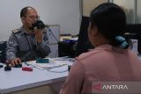 Petugas merekam data pemohon saat pembuatan paspor di Kantor Imigrasi Kelas I TPI Pontianak, Kalimantan Barat, Selasa (4/11/2025). Kantor Imigrasi Kelas I TPI Pontianak mencatat telah menerbitkan 33.420 paspor Republik Indonesia sepanjang Januari hingga Oktober 2025 melalui layanan di Kantor Imigrasi Pontianak, Mal Pelayanan Publik Kota Pontianak dan Kabupaten Kubu Raya, serta Unit Kerja Keimigrasian Kabupaten Mempawah. ANTARA FOTO/Jessica Wuysang