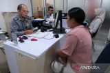 Petugas mewawancarai pemohon pembuatan paspor di Kantor Imigrasi Kelas I TPI Pontianak, Kalimantan Barat, Selasa (4/11/2025). Kantor Imigrasi Kelas I TPI Pontianak mencatat telah menerbitkan 33.420 paspor Republik Indonesia sepanjang Januari hingga Oktober 2025 melalui layanan di Kantor Imigrasi Pontianak, Mal Pelayanan Publik Kota Pontianak dan Kabupaten Kubu Raya, serta Unit Kerja Keimigrasian Kabupaten Mempawah. ANTARA FOTO/Jessica Wuysang
