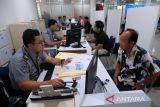 Petugas mewawancarai pemohon pembuatan paspor di Kantor Imigrasi Kelas I TPI Pontianak, Kalimantan Barat, Selasa (4/11/2025). Kantor Imigrasi Kelas I TPI Pontianak mencatat telah menerbitkan 33.420 paspor Republik Indonesia sepanjang Januari hingga Oktober 2025 melalui layanan di Kantor Imigrasi Pontianak, Mal Pelayanan Publik Kota Pontianak dan Kabupaten Kubu Raya, serta Unit Kerja Keimigrasian Kabupaten Mempawah. ANTARA FOTO/Jessica Wuysang
