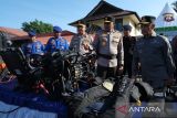 Kapolda Kalimantan Barat Irjen Pol Pipit Rismanto (kedua kanan) bersama Gubernur Kalimantan Barat Ria Norsan (kanan), Wakapolda Kalbar Brigjen Pol Roma Hutajulu (keempat kanan), dan Direktur Polairud Polda Kalbar Kombes Pol Agusman (kedua kiri) meninjau peralatan selam yang digunakan personel Ditpolair saat apel kesiapan penanggulangan bencana daerah di Pontianak, Kalimantan Barat, Rabu (5/11/2025). Sebanyak 5.734 personel Polri, TNI, Basarnas, BPBD, PMI, dan instansi terkait disiagakan untuk tanggap darurat menghadapi bencana hidrometeorologi di wilayah hukum Polda Kalimantan Barat. ANTARA FOTO/Jessica Wuysang