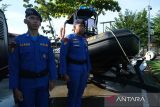Dua personel Dit Polair Polda Kalimantan Barat berdiri di sebelah kapal cepat saat mengikuti apel kesiapan penanggulangan bencana daerah di Pontianak, Kalimantan Barat, Rabu (5/11/2025). Sebanyak 5.734 personel Polri, TNI, Basarnas, BPBD, PMI, dan instansi terkait disiagakan untuk tanggap darurat menghadapi bencana hidrometeorologi di wilayah hukum Polda Kalimantan Barat. ANTARA FOTO/Jessica Wuysang