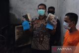 Kepala BNNP Kalimantan Barat Brigjen Pol Totok Lisdiarto memperlihatkan barang bukti saat rilis kasus dan pemusnahan narkotika di Pontianak, Kalimantan Barat, Kamis (6/11/2025). BNNP Kalimantan Barat memusnahkan barang bukti hasil sitaan dari empat Laporan Kasus Narkotika (LKN) berupa 60,832 kilogram sabu, 911 gram ganja, dan 93 bungkus MDMA Cair (sabu cartridge) dengan total berat 717,65 gram, serta menangkap enam tersangka tindak pidana narkotika. ANTARA FOTO/Jessica Wuysang