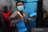 Kepala BNNP Kalimantan Barat Brigjen Pol Totok Lisdiarto memperlihatkan barang bukti saat rilis kasus dan pemusnahan narkotika di Pontianak, Kalimantan Barat, Kamis (6/11/2025). BNNP Kalimantan Barat memusnahkan barang bukti hasil sitaan dari empat Laporan Kasus Narkotika (LKN) berupa 60,832 kilogram sabu, 911 gram ganja, dan 93 bungkus MDMA Cair (sabu cartridge) dengan total berat 717,65 gram, serta menangkap enam tersangka tindak pidana narkotika. ANTARA FOTO/Jessica Wuysang
