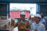 Bupati Hendrajoni tinjau kualitas bantuan pangan di Gudang Bulog Sago, pastikan beras dan minyak goreng layak konsumsi