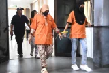 Tersangka berjalan ke dalam ruangan sebelum pengungkapan kasus penyalahgunaan narkotika di Polresta Samarinda, Samarinda, Kalimantan Timur, Selasa (11/11/2025). Satresnarkoba Polresta Samarinda selama bulan Oktober 2025 berhasil menggagalkan peredaran narkotika sebanyak 17 kasus dengan mengamankan 25 orang tersangka dan barang bukti berupa 7.219,97 gram sabu-sabu, ekstasi 994 butir, pil doble L 1.000 butir, uang sebesar Rp4.459.000, ponsel sebanyak 18 buah dan 12 unit sepeda motor. Antara Kaltim/M Risyal Hidayat