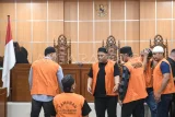 Sejumlah terdakwa penembakan di tempat hiburan malam di Samarinda, bersiap meninggalkan ruangan seusai mengikuti sidang di Pengadilan Negeri Samarinda, Kalimantan Timur, Rabu (12/11/2025).Sidang penembakan yang melibatkan 10 orang terdakwa itu beragendakan mendengarkan keterangan saksi ahli yang dihadirkan oleh jaksa penuntut umum (JPU). Antara Kaltim/M Risyal Hidayat