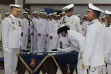 Komandan Kodiklatal (Dankodiklatal) Letjen TNI Marinir Nur Alamsyah (kiri) menyaksikan perwakilan siswa Pendidikan Pembentukan Perwira Singkat (Diktukpakat) TNI AL Angkatan III TA 2025 menandatangani dokumen saat upacara pelantikan dan penyumpahan Prasetya Perwira di Gedung Mulyadi, Kodiklatal, Bumimoro, Surabaya, Jawa Timur, Rabu (12/11/2025). Sebanyak 100 siswa Pendidikan Pembentukan Perwira Singkat (Diktukpakat) TNI AL Angkatan III TA 2025 resmi dilantik dan diambil sumpahnya menjadi perwira berpangkat Letnan Dua dalam upacara yang dipimpin oleh Komandan Kodiklatal (Dankodiklatal) Letjen TNI Marinir Nur Alamsyah. ANTARA Jatim/Didik Suhartono/mas.