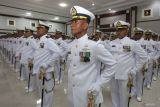 Sejumlah siswa Pendidikan Pembentukan Perwira Singkat (Diktukpakat) TNI AL Angkatan III TA 2025 mengikuti upacara pelantikan dan penyumpahan Prasetya Perwira di Gedung Mulyadi, Kodiklatal, Bumimoro, Surabaya, Jawa Timur, Rabu (12/11/2025). Sebanyak 100 siswa Pendidikan Pembentukan Perwira Singkat (Diktukpakat) TNI AL Angkatan III TA 2025 resmi dilantik dan diambil sumpahnya menjadi perwira berpangkat Letnan Dua dalam upacara yang dipimpin oleh Komandan Kodiklatal (Dankodiklatal) Letjen TNI Marinir Nur Alamsyah. ANTARA Jatim/Didik Suhartono/mas.