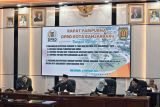 Ketua DPRD Banjarbaru, Kalimantan Selatan, Gusti Rizky Sukma Iskandar Putera mengetuk palu setelah minta persetujuan anggota DPRD atas pengesahan peraturan daerah APBD tahun 2026 dan tiga peraturan daerah lainnya pada rapat paripurna yang dihadiri Wakil Wali Kota Wartono di graha Paripurna DPRD Banjarbaru, Kamis (13/11/2025).
