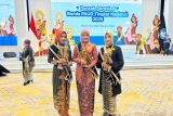 Nawal Yasin menerima penghargaan Bunda PAUD tingkat nasional