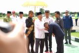 Bupati dan Wakil Bupati Bulungan Sambut Hangat Kedatangan Jusuf Kalla di Bandara Tanjung Harapan