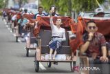 Warga menaiki becak listrik bantuan dari Presiden Prabowo Subianto di Alun-alun Indramayu, Jawa Barat, Kamis (13/11/2025). Presiden Prabowo melalui Yayasan Gerakan Solidaritas Nasional bersama Badan Percepatan Pengentasan Kemiskinan (BP-Taskin) memberikan bantuan becak listrik kepada tukang becak lansia sebanyak 100 unit di Indramayu untuk membantu mengurangi kemiskinan terutama warga yang berprofesi sebagai tukang becak usia lanjut. ANTARA FOTO/Dedhez Anggara/agr