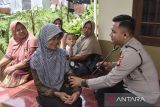 Personil Seksi Kedokteran dan Kesehatan (Sidokkes) Polres Ciamis memeriksa kondisi kesehatan korban pascabencana pergerakan tanah di Desa Payung Agung, Kecamatan Panumbangan, Kabupaten Ciamis, Jawa Barat, Kamis (13/11/2025). Polres Ciamis memberikan pelayanan kesehatan kepada warga terdampak pergerakan tanah yang meliputi pemeriksaan kesehatan, pemberian obat-obatan, paket sembako, dan dukungan psikologis untuk mengurangi trauma akibat bencana. ANTARA FOTO/Adeng Bustomi/agr