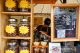 Barista menuangkan kopi untuk pembeli saat pameran produk unggulan Jawa Barat pada ajang Jabar Kabisa di Sarana Olah Raga Arcamanik, Bandung, Jawa Barat, Kamis (13/11/2025). Pemerintah Provinsi Jawa Barat menggelar pameran produk unggulan seperti fesyen, kuliner, kerajinan dari berbagai kota yang ada di Jawa Barat yang ditujukan untuk memasarkan produk UMKM kepada masyarakat luas. ANTARA FOTO/Raisan Al Farisiagr