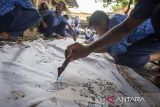 Siswa SMP Negeri 3 Jatibarang belajar membatik pada workshop Batik PaomanArt di Indramayu, Jawa Barat, Kamis (13/11/2025). Kegiatan belajar membatik menggunakan canting tradisional yang diikuti sekitar 100 siswa tersebut untuk melatih kemampuan sekaligus bagian dari penerapan P5 (projek penguatan profil pelajar Pancasila) dalam kurikulum merdeka guna mengenalkan lebih dekat warisan budaya khususnya batik Indramayu bagi generasi muda. ANTARA FOTO/Dedhez Anggara/agr