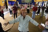 Sejumlah orang dengan gangguan jiwa (ODGJ) mengikuti senam bersama saat posyandu jiwa di kelurahan Tamanan, Kota Kediri, Jawa Timur, Kamis (13/11/2025). Posyandu jiwa yang diselenggarakan secara berkesinambungan oleh Dinas Sosial tersebut guna memantau kondisi kesehatan sekaligus memberikan layanan pengobatan kepada 24 ODGJ dari empat kelurahan se-Kota Kediri. ANTARA Jatim/Prasetia Fauzani/mas.