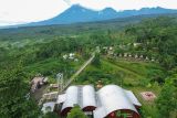 Foto udara kawasan wisata Bumi Perkemahan Glagah Arum di Kecamatan Senduro, Lumajang, Jawa Timur, Kamis (13/11/2025). Berdiri di atas lahan seluas 10,4 hektare milik Perhutani, kawasan glamping yang dikelola Pramuka Kwartir Cabang Lumajang ini dikelilingi lanskap megah Gunung Semeru dan akan dikembangkan sebagai destinasi wisata edukasi, ekonomi, dan pariwisata unggulan daerah. ANTARA Jatim/Irfan Sumanjaya/mas.