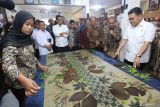 Menteri Perdagangan (Mendag) Budi Santoso (kanan) didampingi pemilik Namira Ecoprint Didik Edy Susilo (kedua kanan) melihat proses pembuatan kain ecoprint saat mengunjungi Namira Ecoprint di Surabaya, Jawa Timur, Kamis (13/11/2025). Kunjungan tersebut guna melihat secara langsung proses produksi ecoprint dan sebagai dukungan nyata pemerintah dalam meningkatkan daya saing produk UMKM agar dapat menembus pasar ekspor. ANTARA Jatim/Moch Asim.