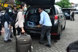 Petugas Komisi Pemberantasan Korupsi (KPK) bersiap memasukkan koper ke dalam mobil seusai melakukan penggeledahan di Dinas Pekerjaan Umum, Perumahan dan Kawasan Permukiman (PUPKP) Kabupaten Ponorogo, Jawa Timur, Kamis (13/11/2025). Penggeledahan tersebut dilakukan KPK pascapenetapan Bupati Ponorogo Sugiri Sancoko bersama Sekda Agus Pramono, Direktur RSUD Harjono Ponorogo Yunus Mahatma, dan pihak swasta Sucipto sebagai tersangka terkait kasus dugaan suap pengurusan jabatan, suap proyek pekerjaan di RSUD Harjono serta gratifikasi di lingkupan Pemkab setempat. Antara Jatim/Siswowidodo/um 
