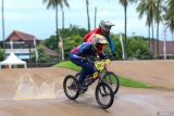 Pembalap sepeda Nur Warsito berlatih di Sirkuit BMX Supercross, Muncar, Banyuwangi, Jawa Timur, Jumat (14/11/2025). Ajang BMX Supercross yang digelar pada 15-16 november dan masuk dalam kalender resmi UCI tersebut akan mempertandingkan kelas C1 race dalam 19 kategori terbagi tiga kelompok usia putra dan putri. Antara Jatim/Budi Candra Setya/um