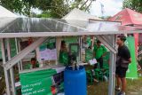 Petugas menjelaskan kegunaan pompa air tenaga surya pada pameran Inovasi pertanian di Tegaldelimo, Banyuwangi, Jawa Timur, Jumat (14/11/2025). Pompa bertenaga panel surya tersebut diperkenalkan sebagai solusi irigasi ramah lingkungan untuk membantu petani meningkatkan efisiensi penyiraman lahan sekaligus menekan biaya operasional. Antara Jatim/Budi Candra Setya/um