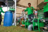 Petugas menjelaskan kegunaan pompa air tenaga surya pada pameran Inovasi pertanian di Tegaldelimo, Banyuwangi, Jawa Timur, Jumat (14/11/2025). Pompa bertenaga panel surya tersebut diperkenalkan sebagai solusi irigasi ramah lingkungan untuk membantu petani meningkatkan efisiensi penyiraman lahan sekaligus menekan biaya operasional. Antara Jatim/Budi Candra Setya/um