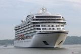 Kapal pesiar MS Viking Orion bersiap untuk bersandar di Dermaga Jamrud Utara, Pelabuhan Tanjung Perak, Surabaya, Jawa Timur, Jumat (14/11/2025). Kapal pesiar berbendera Norwegia yang memiliki kru ABK 470 orang itu membawa 877 penumpang dari berbagai negara yang sebagian dari mereka berkunjung ke sejumlah tempat wisata di Surabaya. Antara Jatim/Didik Suhartono/um