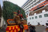 Seniman menampilkan kesenian Reyog menyambut kedatangan kapal pesiar MS Viking Orion di Dermaga Jamrud Utara, Pelabuhan Tanjung Perak, Surabaya, Jawa Timur, Jumat (14/11/2025). Kapal pesiar berbendera Norwegia yang memiliki kru ABK 470 orang itu membawa 877 penumpang dari berbagai negara yang sebagian dari mereka berkunjung ke sejumlah tempat wisata di Surabaya. Antara Jatim/Didik Suhartono/um