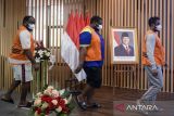 Sejumlah tersangka berjalan saat dihadirkan pada ungkap kasus pelanggaran keimigrasian di Kantor Imigrasi Kelas I Khusus Non TPI Tangerang, Kota Tangerang, Banten, Kamis (13/11/2025). Kanwil Imigrasi Tangerang melalui giat Operasi Wira Waspada menetapkan lima warga negara asing (WNA) asal Nigeria sebagai tersangka kasus dugaan tindak pidana pelanggaran keimigrasian karena tidak memiliki dokumen perjalanan serta izin tinggal yang sah dan masih berlaku. ANTARA FOTO/Putra M. Akbar/gp