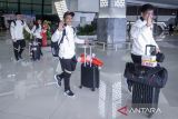 Atlet angkat besi Muhammad Husni (kedua kanan) bersama Leonardo Adventino Geovani (kanan), Tita Nurcahya Melyani (kedua kiri) dan Raihan Adesta Putra Perdana (kiri) melambaikan tangan usai menghadiri acara penyambutan di Terminal 3 Bandara Soekarno-Hatta, Kota Tangerang, Banten, Jumat (14/11/2025). Cabang olahraga angkat besi Indonesia berhasil mendapatkan tiga medali emas, tujuh perak dan satu perunggu pada ajang Islamic Solidarity Games (ISG) 2025 yang berlangsung di Riyadh, Arab Saudi. ANTARA FOTO/Putra M. Akbar/gp