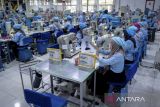 Pekerja menyelesaikan pembuatan sepatu di salah satu pabrik di Kota Tangerang, Banten, Jumat (14/11/2025). Badan Pusat Statistik (BPS) mencatat peningkatan proporsi pekerja formal pada Agustus 2025 mencapai 42,20 persen dari total penduduk bekerja atau meningkat dibandingkan periode sama pada tahun sebelumnya sebesar 42,05 persen yang menunjukkan perbaikan kualitas pasar tenaga kerja nasional. ANTARA FOTO/Putra M. Akbar/gp