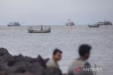 Nelayan berangkat melaut di muara Karangsong, Indramayu, Jawa Barat, Jumat (14/11/2025). Pemerintah Kabupaten Indramayu menanggung penuh premi asuransi untuk 2.500 nelayan kecil dengan total nilai mencapai Rp504 juta dari APBD untuk melindungi dan memberikan rasa aman kepada nelayan dan keluarga mereka di rumah. ANTARA FOTO/Dedhez Anggara/agr