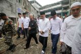 Menteri Koordinator Bidang Pangan Zulkifli Hasan (ketiga kanan) meninjau lokasi bekas reruntuhan bangunan mushalla Pondok Pesantren Al-Khoziny, Buduran, Sidoarjo, Jawa Timur, Jumat (14/11/2025). Kunjungan tersebut untuk memberikan motivasi kepada para santri untuk tetap semangat menimba ilmu dan menegaskan komitmen pemerintah dalam memperkuat pendidikan, termasuk pendidikan pesantren. Antara Jatim/Umarul Faruq