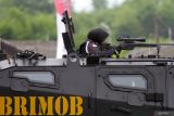Personel Polwan Brigade Mobil (Brimob) Polda Jatim memperagakan kemampuan menembak dengan laras panjang saat peringatan HUT ke-80 Korps Brimob Polri di Pusat Pendidikan (Pusdik) Korps Brigade Mobil Porong, Sidoarjo, Jawa Timur, Jumat (14/11/2025). Kegiatan itu menampilkan berbagai kemampuan yang dimiliki personel Brimob Polda jatim yang mengusung tema Brimob Presisi untuk Masyarakat. Antara Jatim/Umarul Faruq