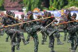 Personel Brigade Mobil (Brimob) Polda Jatim memperagakan kemampuan bela diri saat peringatan HUT ke-80 Korps Brimob Polri di Pusat Pendidikan (Pusdik) Korps Brigade Mobil Porong, Sidoarjo, Jawa Timur, Jumat (14/11/2025). Kegiatan itu menampilkan berbagai kemampuan yang dimiliki personel Brimob Polda jatim yang mengusung tema Brimob Presisi untuk Masyarakat. Antara Jatim/Umarul Faruq
