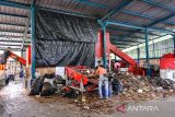 Pekerja mengolah sampah anorganik di tempat pengolahan sampah terpadu (TPST) Babakan Siliwangi, Bandung, Jawa Barat, Jumat (14/11/2025). Pemerintah Kota Bandung akan menjadikan TPST Babakan Siliwangi menjadi percontohan untuk penerapan teknologi yang mampu mengurangi bau tidak sedap dari tumpukan sampah yang sudah lebih dari dua hari. ANTARA FOTO/Raisan Al Farisi/agr