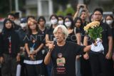 Ibunda dari korban Semanggi I Benardinus Realino Norma Irawan atau Wawan, Maria Katarina Sumarsih (tengah) menyampaikan orasinya dalam Aksi Kamisan ke-886 di depan Istana Merdeka, Jakarta, Kamis (13/11/2025). Dalam aksi yang bertepatan dengan peringatan 27 tahun Tragedi Semanggi I tersebut para aktivis menuntut Jaksa Agung menindaklajuti berkas penyelidikan Komnas HAM terkait kasus-kasus pelanggaran berat HAM sekaligus menuntut pemerintah mencabut gelar pahlawan nasional untuk Soeharto karena dinilai bertanggung jawab atas sejumlah pelanggaran HAM masa lalu. ANTARA FOTO/Aditya Pradana Putra/nym.