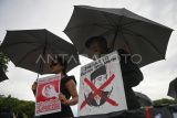 Sejumlah aktivis Jaringan Solidaritas Korban untuk Keadilan (JSKK) memegang poster dalam Aksi Kamisan ke-886 di depan Istana Merdeka, Jakarta, Kamis (13/11/2025). Dalam aksi yang bertepatan dengan peringatan 27 tahun Tragedi Semanggi I tersebut para aktivis menuntut Jaksa Agung menindaklajuti berkas penyelidikan Komnas HAM terkait kasus-kasus pelanggaran berat HAM sekaligus menuntut pemerintah mencabut gelar pahlawan nasional untuk Soeharto karena dinilai bertanggung jawab atas sejumlah pelanggaran HAM masa lalu. ANTARA FOTO/Aditya Pradana Putra/nym.