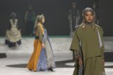 Sejumlah peragawati memperagakan busana pada Parade Busana Surabaya (Surabaya Fashion Parade) 2025 di Surabaya, Jawa Timur, Jumat (14/11/2025). Peragaan busana yang mengangkat tema Rebellion itu menampilkan berbagai busana karya desainer-desainer Indonesia di antaranya Deden Siswanto, Gita Orlin, Alben Ayub Andal, Stella Lewis, dan Riris Ghofir yang berlangsung sampai 16 November 2025. Antara Jatim/Didik Suhartono/um