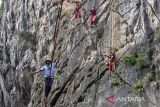 Penari bersama pegiat olahraga ekstrem highline tampil pada pembukaan Indonesia Climbing Festival di Tebing 125 Citatah, Kabupaten Bandung Barat, Jawa Barat, Sabtu (15/11/2025). Kegiatan yang digelar Federasi Panjat Tebing Indonesia (FPTI) Jawa Barat itu diikuti ratusan peserta dari mahasiswa dan siswa pecinta alam serta atlet profesional dari berbagai daerah di Indonesia sebagai ajang silaturahmi serta upaya mengembangkan potensi olahraga panjat tebing sekaligus memantau regenerasi atlet muda panjat tebing atau panjat dinding. ANTARA FOTO/Abdan Syakura/agr