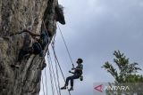 Peserta memanjat tebing saat Indonesia Climbing Festival di Tebing 125 Citatah, Kabupaten Bandung Barat, Jawa Barat, Sabtu (15/11/2025). Kegiatan yang digelar Federasi Panjat Tebing Indonesia (FPTI) Jawa Barat itu diikuti ratusan peserta dari mahasiswa dan siswa pecinta alam serta atlet profesional dari berbagai daerah di Indonesia sebagai ajang silaturahmi serta upaya mengembangkan potensi olahraga panjat tebing sekaligus memantau regenerasi atlet muda panjat tebing atau panjat dinding. ANTARA FOTO/Abdan Syakura/agr