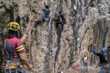 Peserta memanjat tebing saat Indonesia Climbing Festival di Tebing 125 Citatah, Kabupaten Bandung Barat, Jawa Barat, Sabtu (15/11/2025). Kegiatan yang digelar Federasi Panjat Tebing Indonesia (FPTI) Jawa Barat itu diikuti ratusan peserta dari mahasiswa dan siswa pecinta alam serta atlet profesional dari berbagai daerah di Indonesia sebagai ajang silaturahmi serta upaya mengembangkan potensi olahraga panjat tebing sekaligus memantau regenerasi atlet muda panjat tebing atau panjat dinding. ANTARA FOTO/Abdan Syakura/agr