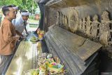 Pengunjung melihat diorama Monumen Puputan Badung yang diresmikan di Denpasar, Bali, Jumat (14/11/2025). Monumen tersebut diresmikan setelah menjalani proses revitalisasi dan penataan sebagai upaya untuk melestarikan nilai-nilai kepahlawanan yang terjadi saat perang Puputan Badung pada 20 September 1906. ANTARA FOTO/Fikri Yusuf/wsj.