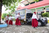 Sejumlah pelajar membawa Makanan Bergizi Gratis (MBG) yang disediakan Satuan Pelayanan Pemenuhan Gizi (SPPG) Polres Gresik di SDN 49, Yosowilangun, Gresik, Jawa Timur, Senin (17/11/2025). SPPG Polres Gresik tersebut memproduksi sebanyak 3.532 porsi MBG untuk didistribusikan ke 1 SLB, 14 sekolah dari jenjang TK, SD, SMP serta 16 posyandu sebagai bentuk dukungan nyata kepolisian terhadap program pemerintah dalam peningkatan kualitas gizi masyarakat. Antara Jatim/Rizal Hanafi/um