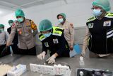 Kapolres Blitar Kota AKBP Titus Yudo Uly (kiri) memantau pemeriksaan keamanan makanan (food safety) yang dilakukan oleh petugas seksi kedokteran dan kesehatan (dokkes) saat simulasi di Satuan Pelayanan Pemenuhan Gizi (SPPG) Polres Blitar Kota di Kelurahan Kauman, Kota Blitar, Jawa Timur, Senin (17/11/2025). Polres Blitar Kota mulai mensimulasikan pengolahan, pengantaran hingga pengujian keamanan pangan pada SPPG pertama milik Polri diwliyah tersebut, yang nantinya diharapkan mampu memenuhi kebutuhan gizi siswa dan warga sekitar. Antara Jatim/Irfan Anshori/um
